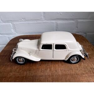 Maisto Special Edition 1:18 scale 1952 Citroen 15CV 6 Cylinder diecast model car